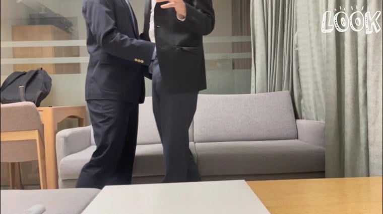 Two men in formal suits fight-Wanke video