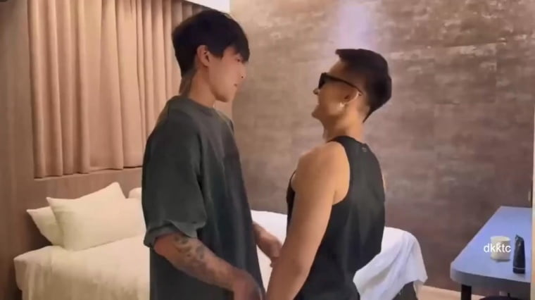 เซเลบชาวเน็ตที่มีรอยสักบนหลังดอกไม้ ไม่มีร่ม และไม่มีกล้าม - SWANG - Wanke Video