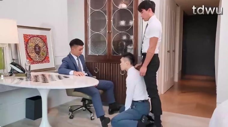 สามคนในซินชิเฮเจียระยำมังกรสองตัวโดยไม่มีร่ม - วิดีโอ Wanke